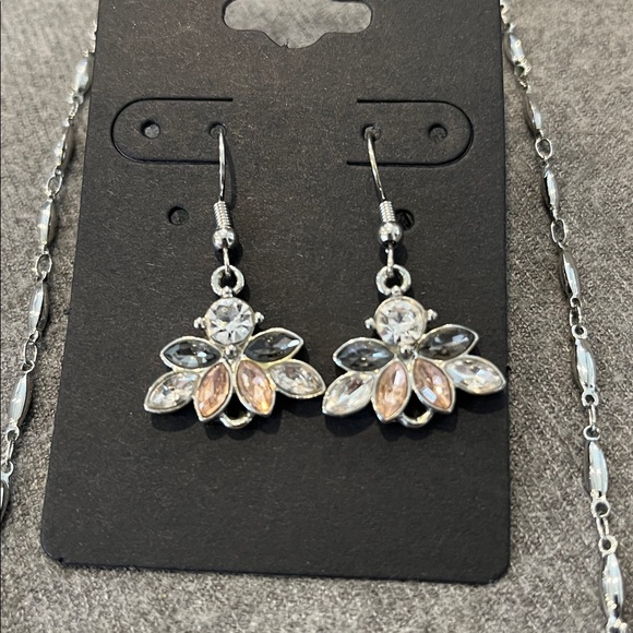 🌻3/$15 The Limited Silvertone Rhinestone Statement Necklace & Earring Set - Picture 3 of 6